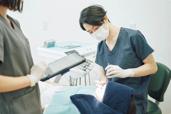 う蝕検知液染め出し後の写真、虫歯除去後の写真